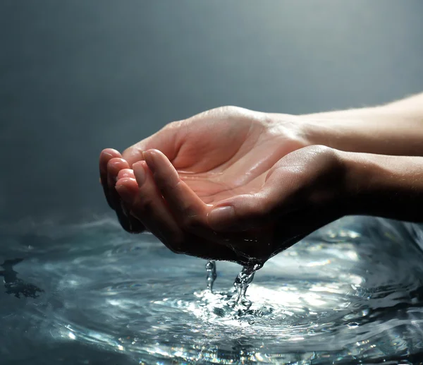 Manos femeninas con salpicaduras de agua — Foto de Stock