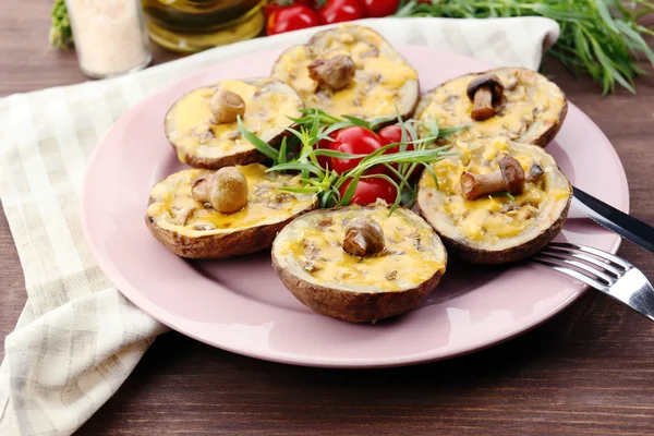 Baked potatoes with cheese and mushrooms on table close up — Stock Photo, Image