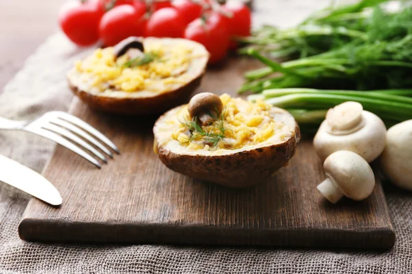 Batatas assadas com queijo e cogumelos na mesa de perto — Fotografia de Stock