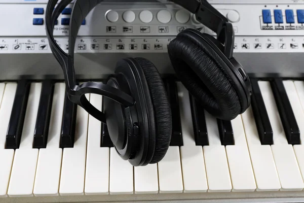 Headphones on synthesizer close up — Stock Photo, Image