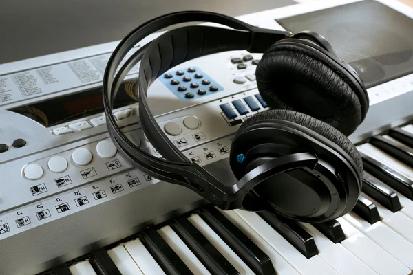 Koptelefoon op synthesizer close-up — Stockfoto