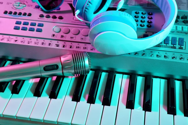 Kopfhörer mit Mikrofon auf Synthesizer — Stockfoto