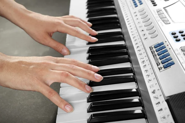 Vrouw spelen synthesizer — Stockfoto