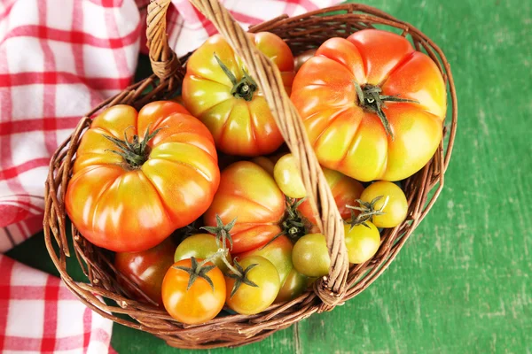 Groene tomaten in mand op tafel close-up — Stockfoto