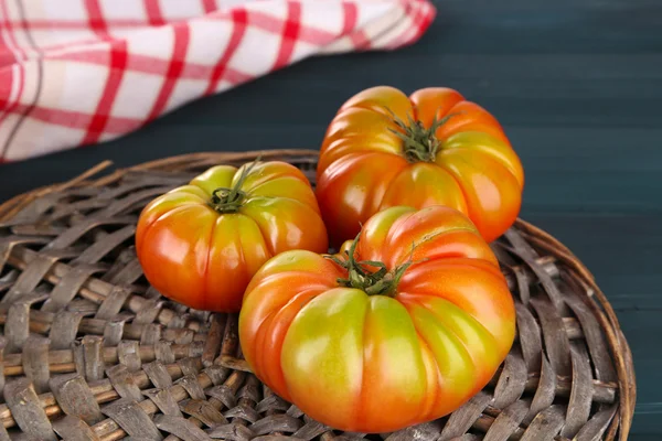 Groene tomaten op tafel close-up — Stockfoto