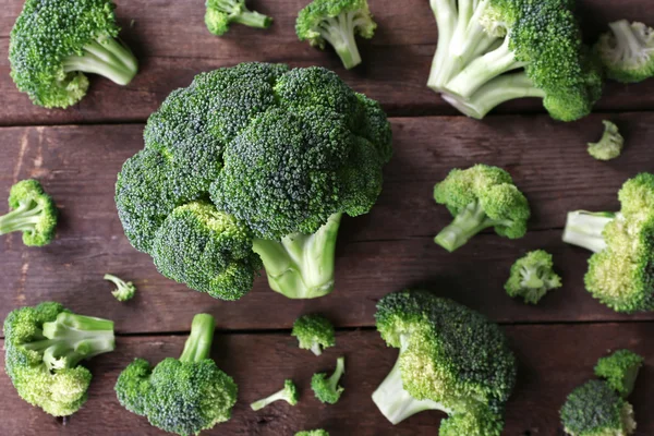 Brokoli segar pada latar belakang kayu — Stok Foto