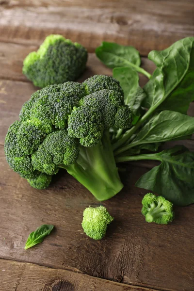 Broccoli proaspăt cu spanac pe masa de lemn închide — Fotografie, imagine de stoc