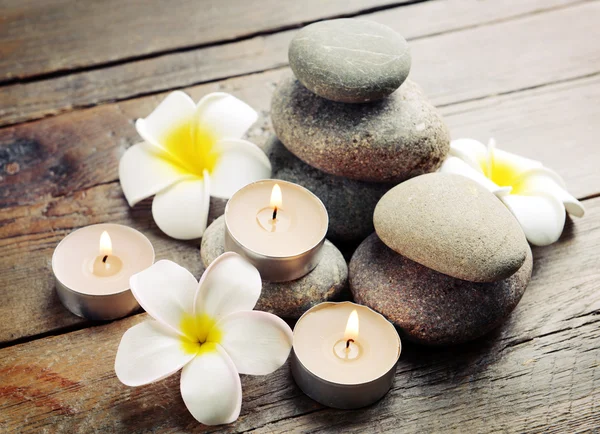 Schöne Wellness-Komposition mit Kerzen — Stockfoto