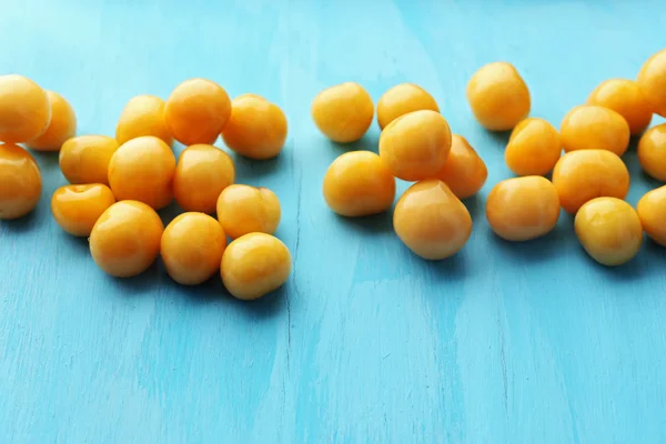 Ripe cherry-plums on wooden table close up — Stock Photo, Image