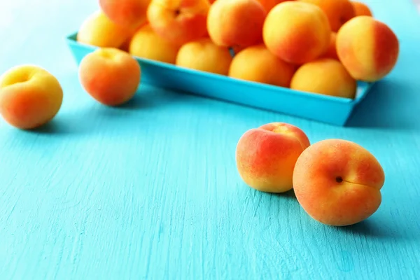 Zralé meruňky na dřevěný stůl zblízka — Stock fotografie