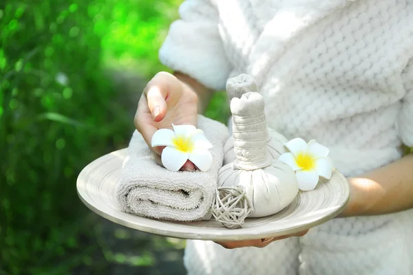 Frauenhände mit Tablett mit Wellness-Produkten — Stockfoto