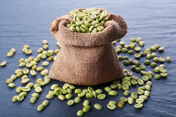 나무 테이블, 근접 촬영에 녹색 커피 콩의 삼 베 가방 — 스톡 사진