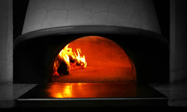 Pizza tradicional no forno no restaurante — Fotografia de Stock