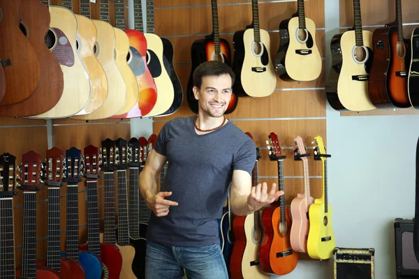 Yakışıklı genç adam. 