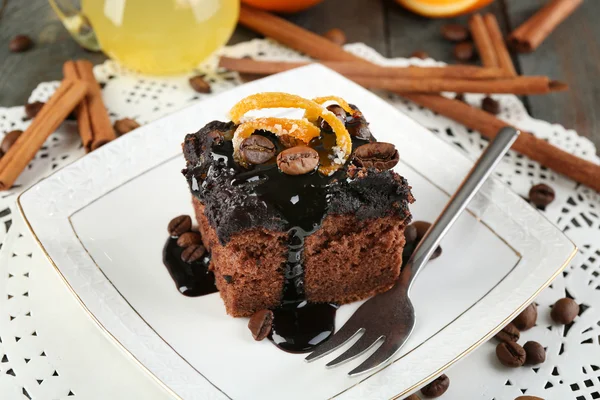 Porção de Bolo com Vidro de Chocolate e laranja na placa, no fundo de madeira — Fotografia de Stock