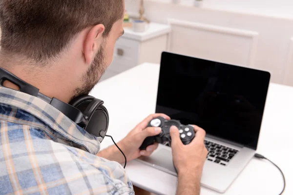 Junger Mann spielt Computerspiele — Stockfoto