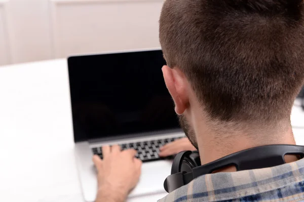 Jeune homme avec ordinateur portable — Photo