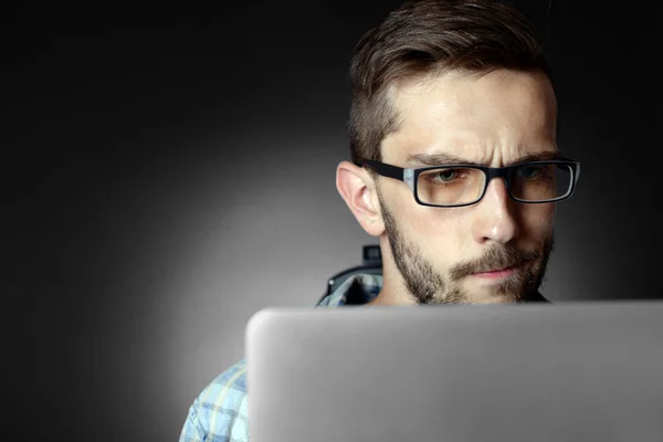 Jovem bonito com laptop — Fotografia de Stock