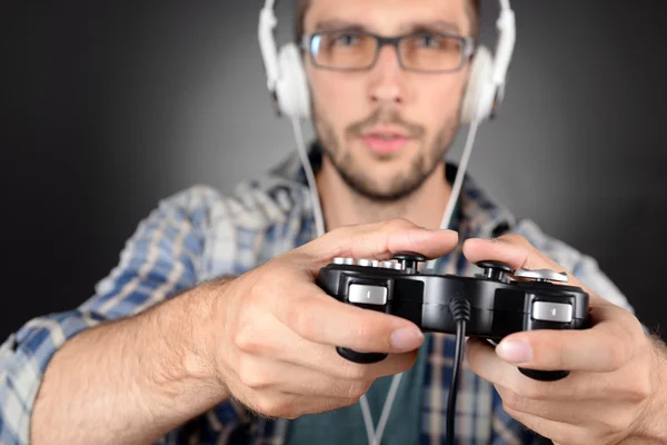 Jonge man die videospelletjes speelt — Stockfoto