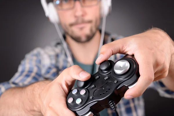 Jeune homme jouant à des jeux vidéo — Photo