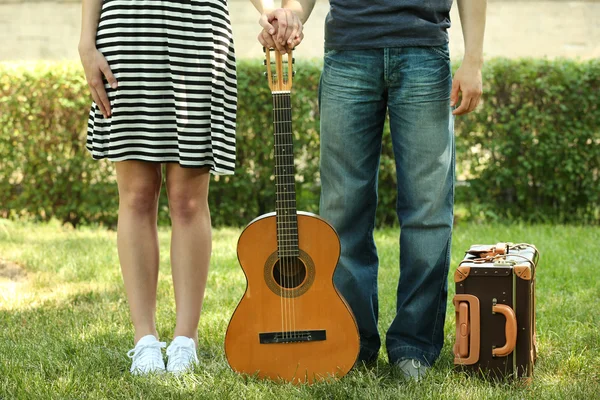 Młoda para z walizki i gitara — Zdjęcie stockowe