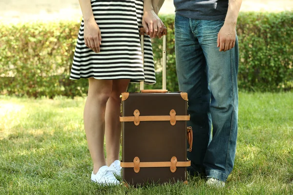 Couple holding vintage suitcase — Stock Photo, Image