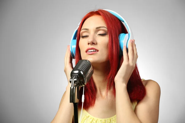 Mulher bonita cantando com microfone — Fotografia de Stock