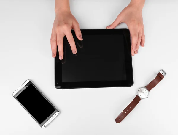 Frauenhand mit digitalem Tablet isoliert auf weiß — Stockfoto