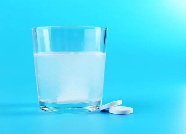 Verre d'eau et pilules — Photo