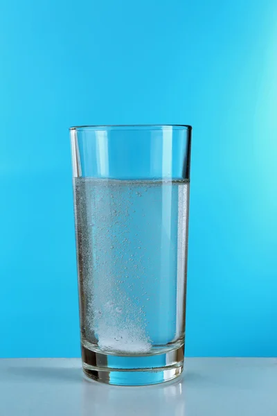 Píldora en vaso de agua —  Fotos de Stock