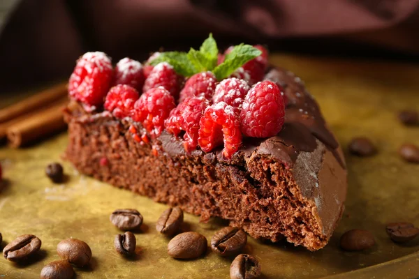 Piece of cake with Chocolate Glaze and raspberries on tray, close-up — Stock Photo, Image