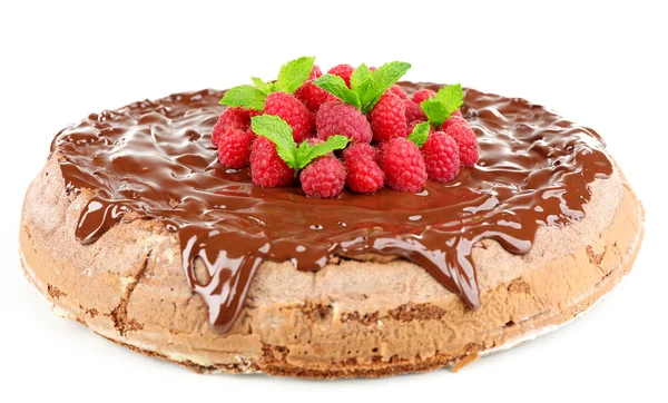 Cake met chocolade glazuur en frambozen geïsoleerd op wit — Stockfoto