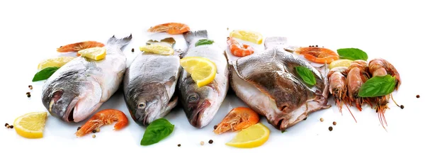Peixes e camarões frescos com especiarias isoladas a branco — Fotografia de Stock