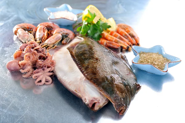 Peces y camarones frescos con especias sobre fondo metálico —  Fotos de Stock