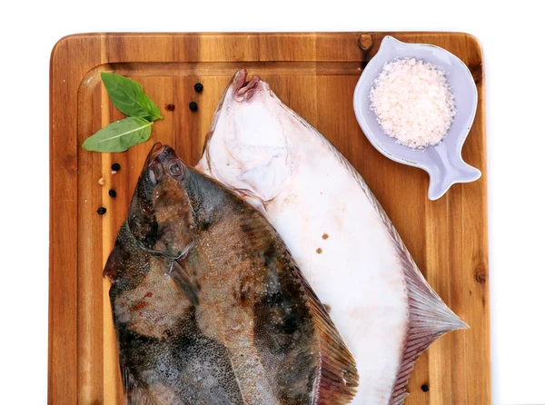 Čerstvé ryby s kořením na prkénku zblízka — Stock fotografie