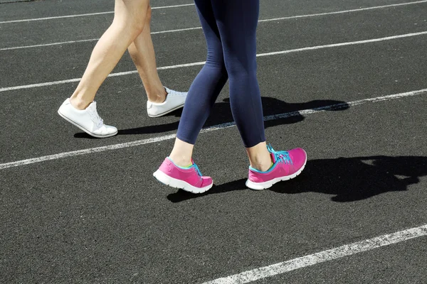 Jóvenes corriendo en el estadio — Foto de Stock