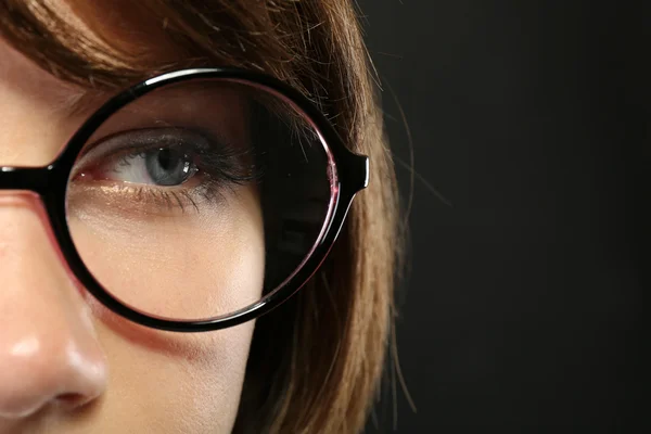 Приваблива молода жінка в окулярах — стокове фото