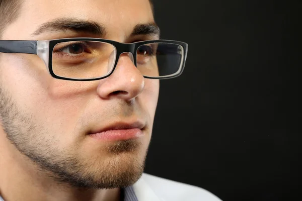 Attraktiver junger Mann mit Brille aus nächster Nähe — Stockfoto