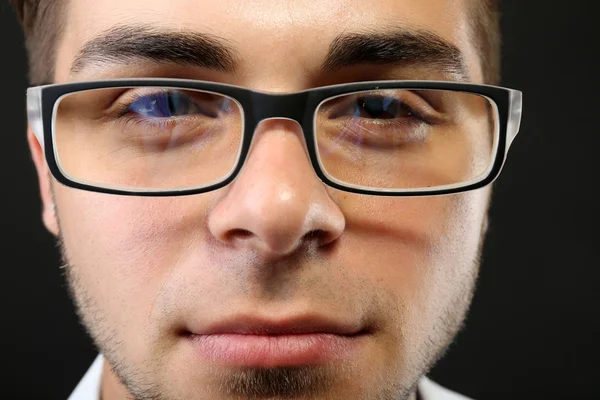 Attraktiv ung man med glasögon på nära håll — Stockfoto