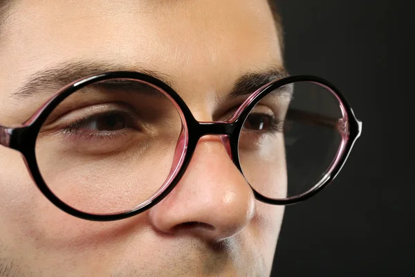 Attraktiver junger Mann mit Brille aus nächster Nähe — Stockfoto