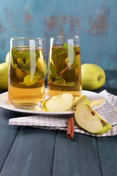 Eplejuice med frukt og mynte – stockfoto