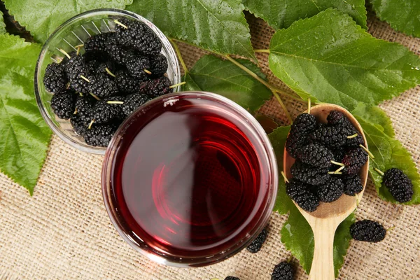 Dut suyu masada çilek ile serinletici cam yakın çekim