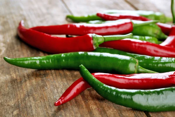 Pimientos picantes en mesa de madera de cerca — Foto de Stock