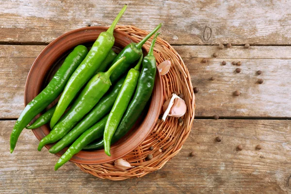 Yeşil biber sarımsak ahşap tablo ile yakın çekim