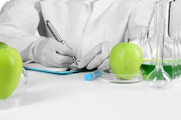 Scientist examines apples in laboratory — Stock Photo, Image