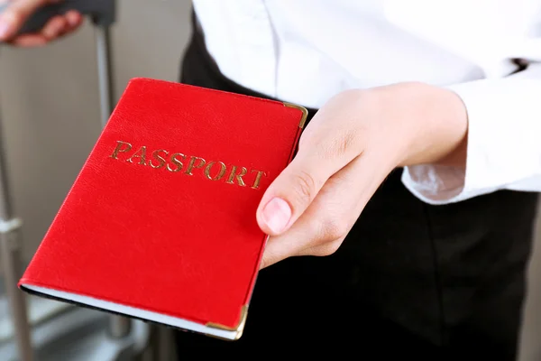 Kvinna anläggning passport — Stockfoto