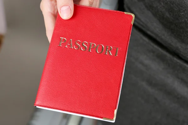 Donna in possesso di passaporto — Foto Stock