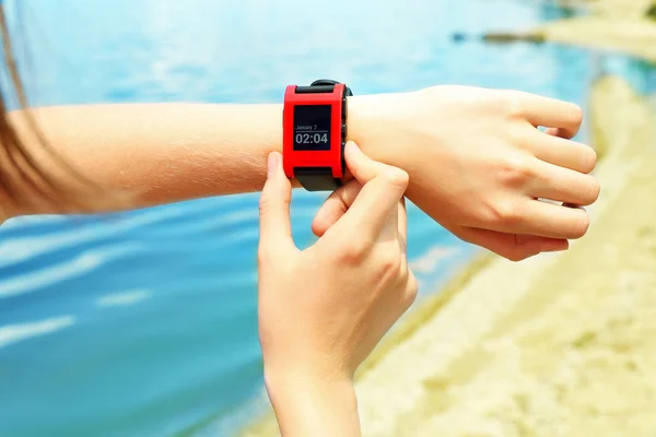 Runner looking at watch — Stock Photo, Image