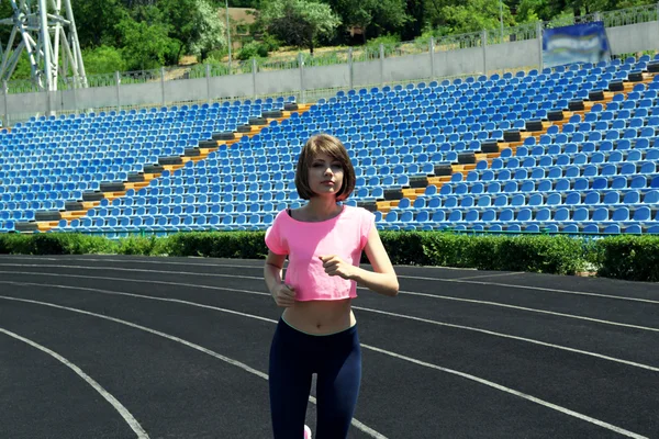 Jonge vrouw joggen — Stockfoto