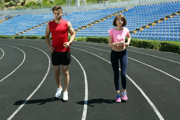 Giovani che fanno jogging allo stadio — Foto Stock